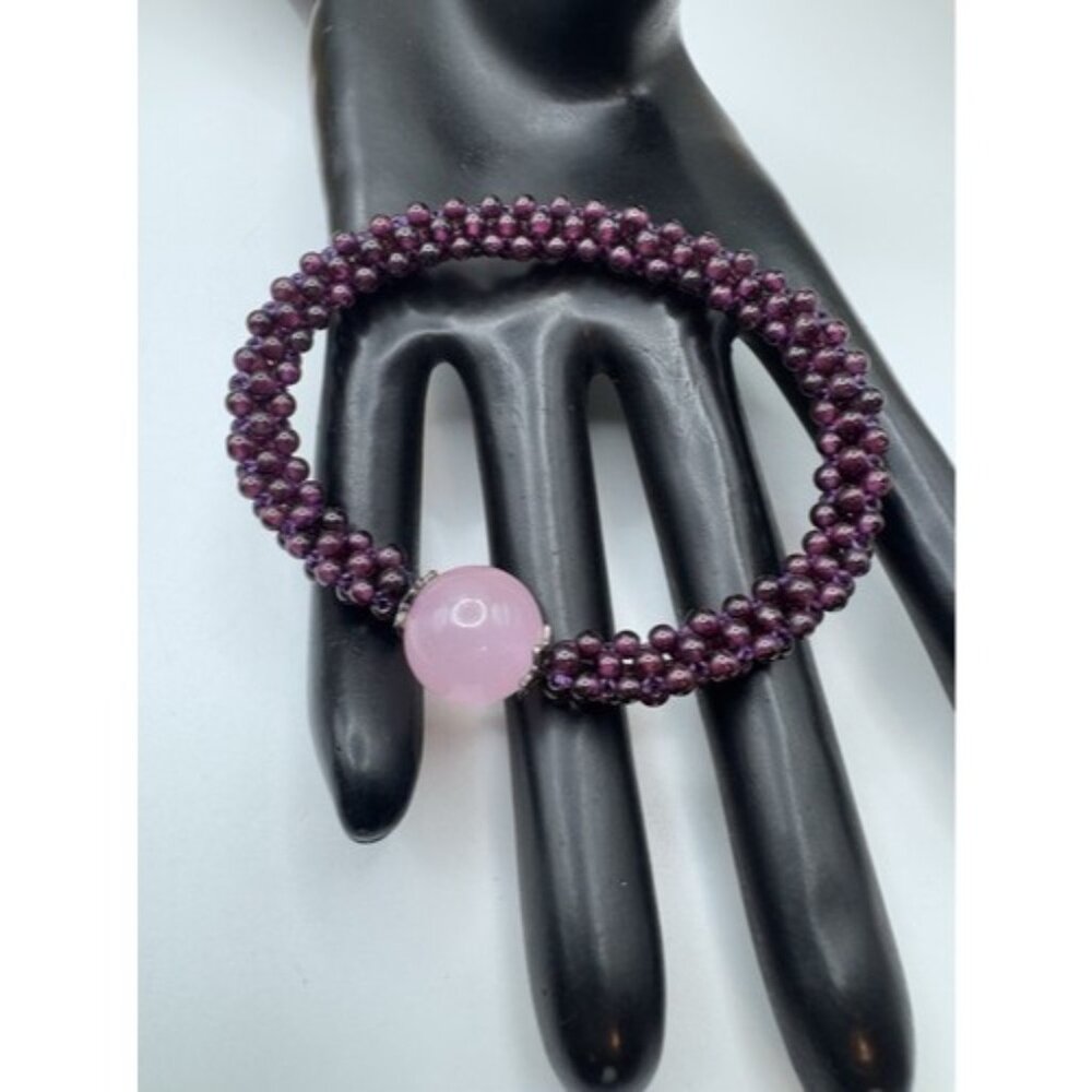 Braided bracelet with small garnet and rose quartz beads and delicate birthstone - Picture 5 of 6